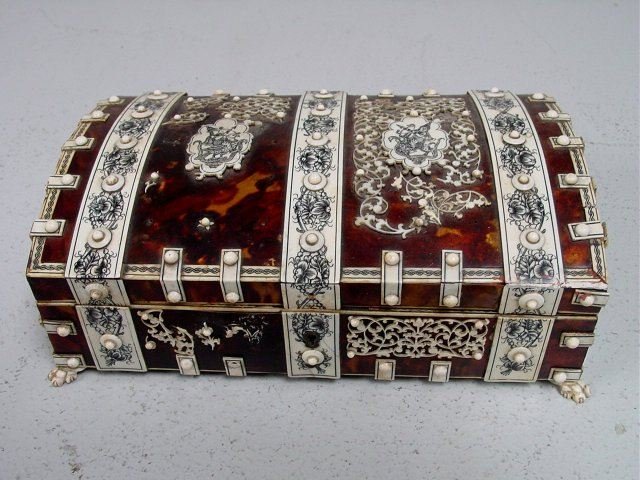 Bone & amboyna wood casket with claw feet: Losses to bone. Approx. 8.5" x 5" x 3" Please read our terms of sale.