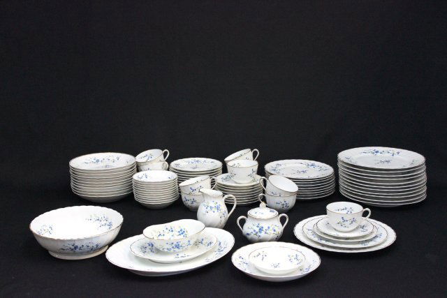 Limoges dinnerware set L. Bernardaud & Co.: Including: 12 dinner plates, 10 cake plates, 9 saucers, 12 bread & butter plates, 12 cups, 12 soup bowls, 12 ice cream dishes, 1 gravy boat, 1 platter, 1 serving bowl. Myosotis pattern with scalloped