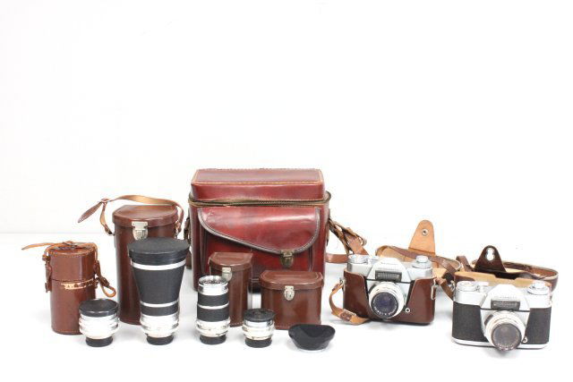 2 Voigtlander cameras: Bessamatic model, with 4 lenses and leather case. From a Middletown, NJ collection.