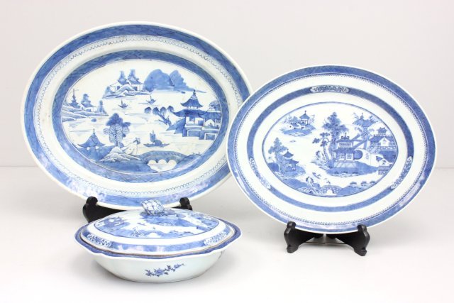Blue & white Chinese covered casserole & 2 trays: Blue & white Chinese covered casserole & 2 trays. Casserole dish - approx. 11" L x 9" D x 5" H. 1st Tray - approx. 14.75" L x 12" W. 2nd tray - 18" L x 14.5" W.