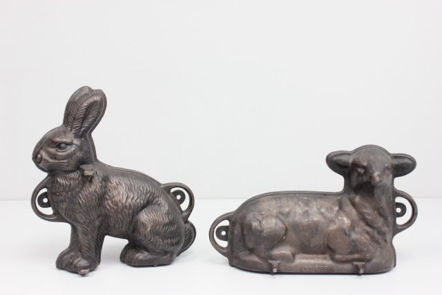 Griswold cast iron "Rabbit" & "Lamb" mold: "Rabbit" mold marked Griswold MFG & Co Brib. PA., approx. 11.5" H. "Lamb" mold approx. 11" H.
