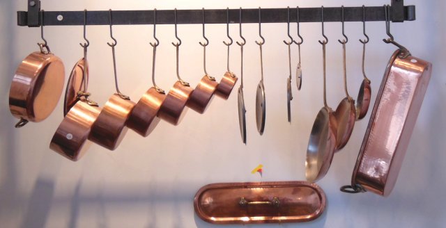 Lot of Dehillerin copper cookware: Comprising of: 7 pots, 5 lids, 3 frying pans and fish poacher with lid.