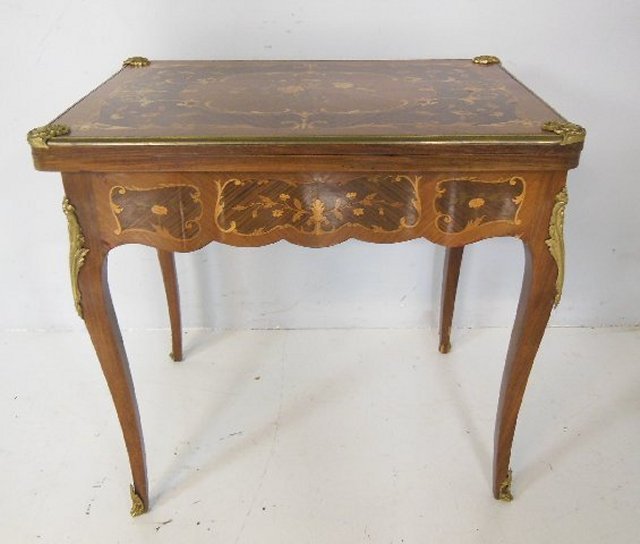 French inlaid bronze mounted games table: Floral inlaid top wich lifts up to reveal a gold tooled felt top. Approx. 31" x 22.5" x 31.5", table opens to 44".