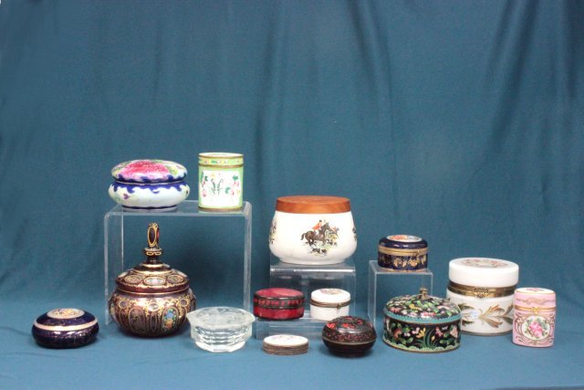 Group lot of assorted boxes: Including: Porcelain, glass, cinnabar, lacquer, enameled box.