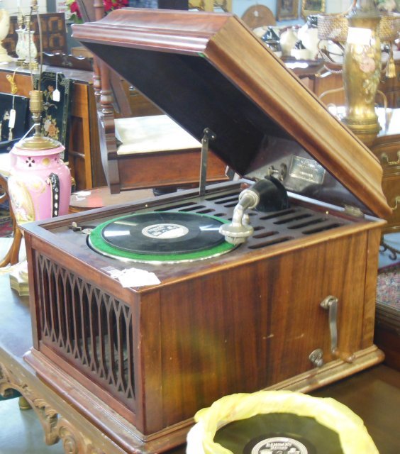 Edison disc player Victrola & records: Edison disc player Victrola & records