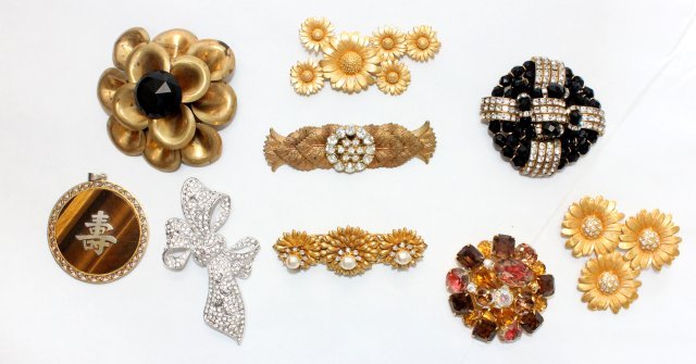 9 designer pins: Including makers: Escada, Nimble Fingers & Miriam Haskell.