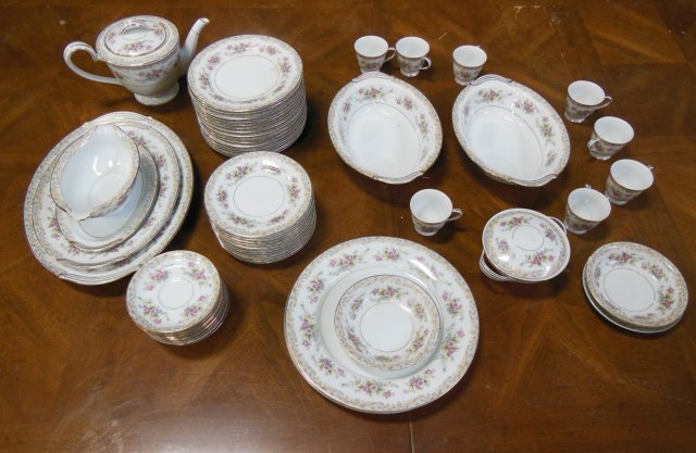 Noritake "Somerset" dinner service: Including: 3 dinner plates, 11 cake plates, 8 demi tasse cups, 10 demi tasse saucers, 1 gravy boat, 1 oval vegetable bowl, 1 teapot, 1 platter (12"), 1 platter (14"), 1 berry bowl, 1 coffee cup suacer