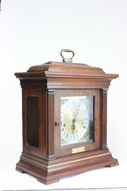 Howard Miller mantle clock: Fruit wood case. Westminster chimes on the hour & half hour. Approx. 17" H x 14" W x 8" D. (3246.4)
