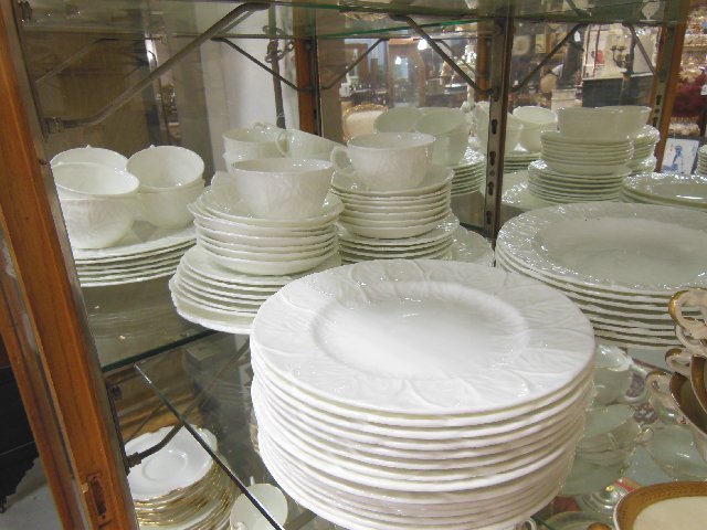 Wedgwood Country ware dinner service: 8 soups, 14 luncheon plates, 14 dinner plates, 14 cups, 14 saucers, 15 cups, 15 under plates, 12 boullion