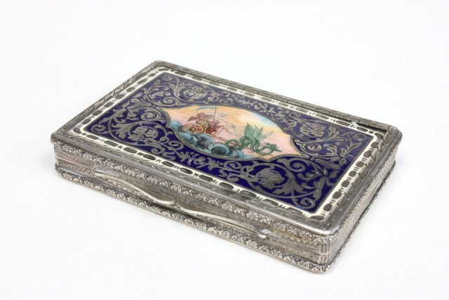 "800" silver compact: With enamel decorated lid. Approx. 3" x 2".