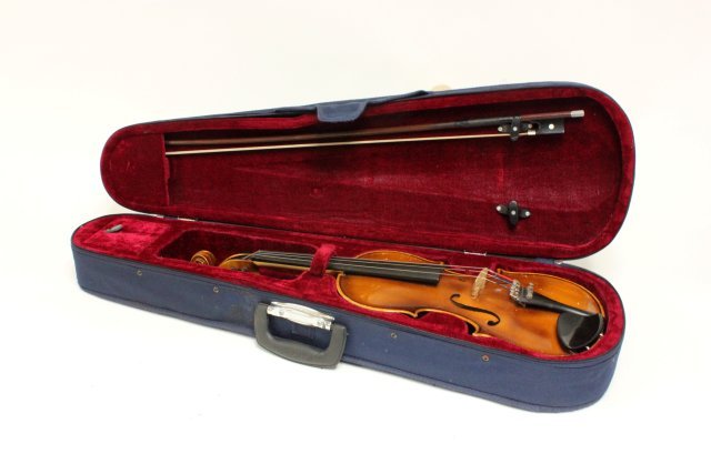 Violin & bow in case: No name. Body approx. 13" L. (3308)