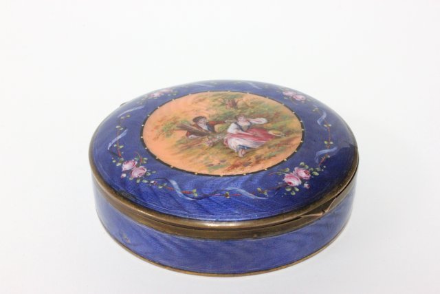 French enamelled compact "French Lovers": Approx. 1" x 4" round. Minor flakes on enamel. (3320).