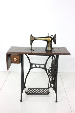 Oak singer sewing machine: Oak singer sewing machine