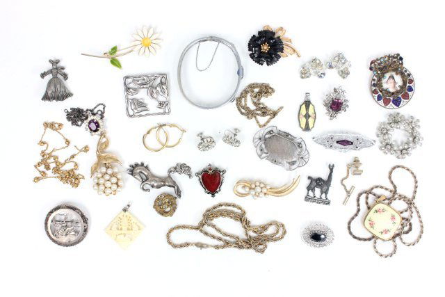 Costume jewelry lot: Including: Silver, enamel & Trifari. (3356)