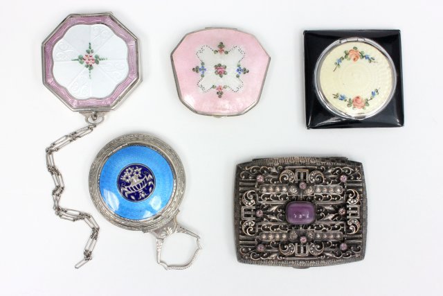 5 hinged compacts: 1 jewelled & 4 enameled. Various sizes. From the Estate of Anita Stern