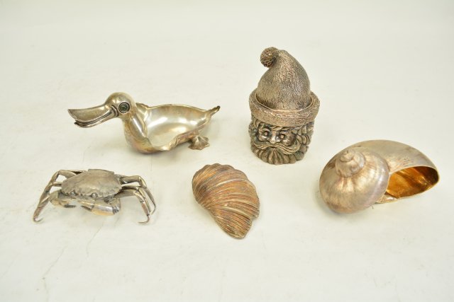 5 Sterling silver pieces: Including 2 - Janna Sterling silver sea seashells, 1 - crab pill box with star & horse stamp, 1 - silver box in the form of a bearded man with a hat, stamped 970, 1 - Sterling silver duck ashtray. Tot