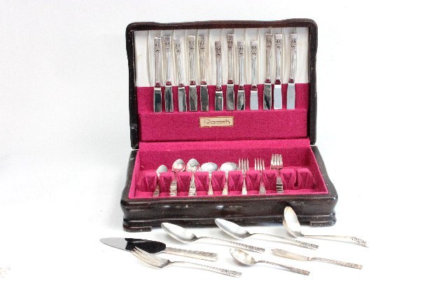 Silver plated Community silverware set: Service for 12. In original box. Including 7 service pieces. Total of 79 pieces.
