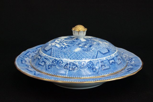 Spode Copelands China covered dish: Sold at Tiffany & Co., New York 20thc 4"H x 9 1/2"W (3394)