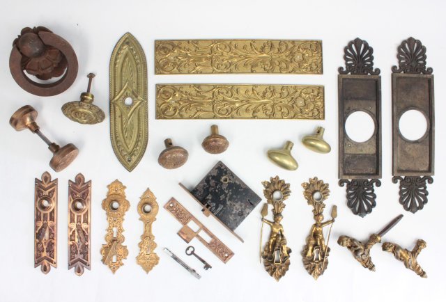 Antique door handles face plates knockers & knobs: Approx. 7 items.(From the Estate of Chris Peckham)