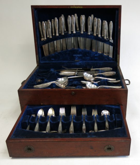 Rogers silver plated silverware set in case: Fitted case, Service for 24