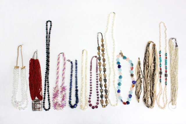 Assortment of semi-precious stone necklaces: Approx. 13 pieces including crystal, lapis, hematite, black jet, fresh water pearls, turquoise and mille fiore.