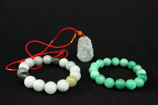 2 jade beaded bracelets & white jade pendant: 2 jade beaded bracelets & white jade pendant Good condition.