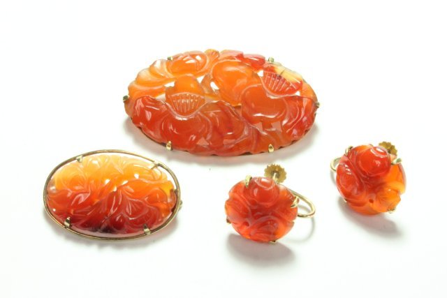 Group lot of 4 pieces jewelry: Including: 1- 14k gold & carved carnelian set pair earrings. 2- Oval brooches. Good condition.
