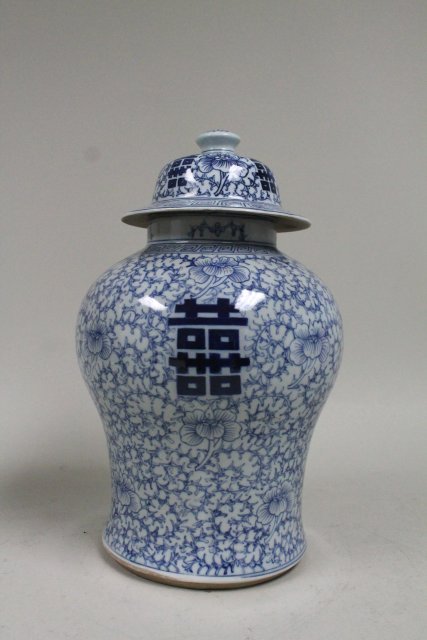 19thc Chinese covered ginger jar: Blue & white, 17 3/4"H