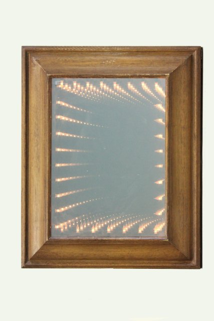 Vintage 3D "Infinity" mirror lamp with lights: #281012. Wood frame. Approx. 19.5" x 15.5". Good condition.