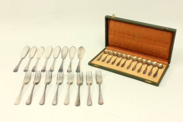 L & O Harrods silver set: Including, 8 forks, 8 spreaders, approx. 25 ozt, stamped L & O Harrods Al & 12 800 silver tea spoons in fitted box, approx. 3.75" L & 3 1/3 ozt.