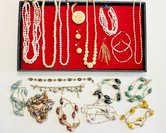 Tray of vintage costume jewelry: Includes 7 murano bead necklaces, 2 carved bone necklaces & earrings, carved bone floral pin, 4 fresh water pearl necklaces, 3 fresh water pearl bracelets, 2 with gold beads good condition
