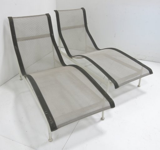 Richard Schultz for Knoll pair white chaise longue: Approx. 34" H x 54" L x 23" W. Wear from age.