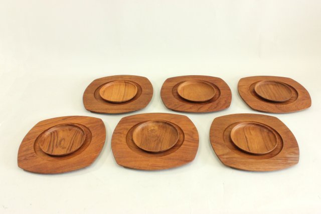 Set of 6 Paul Knudsen teak plates & 6 side plates: Illums Bolighus for Wiggers. 12 pieces. Largest approx. 9 3/4" W. (4034) Property of a Lady, U.N. Plaza, New York.