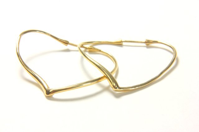 Pair 18k gold Tiffany Elsa Peretti heart earrings: Pair 18k gold Tiffany Elsa Peretti heart earrings. Approx. 2.78 dwt. Approx. 1 1/4" x 1" H.