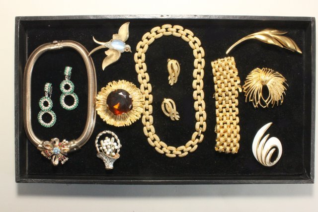 Tray of Costume Jewelry (1 of 5)