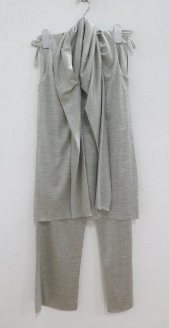 Hermès Silk Summer Pants Suit with Scarf: Size 34.