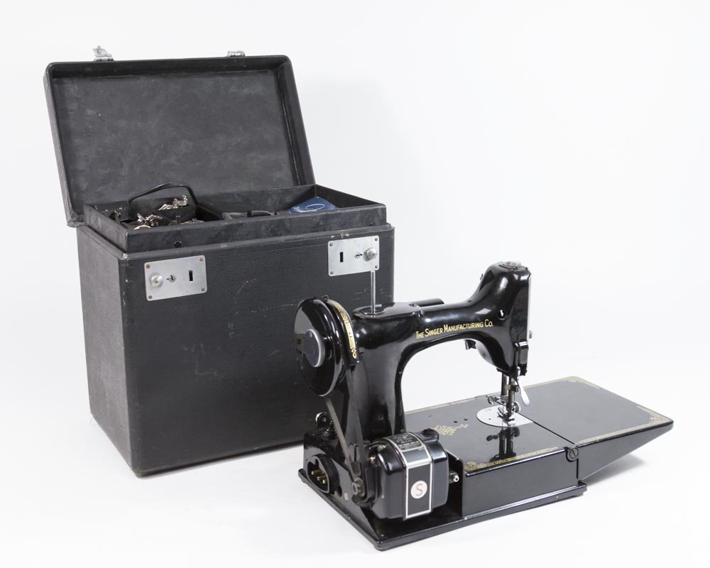 Singer Featherweight Portable Sewing Machine (1 of 8)