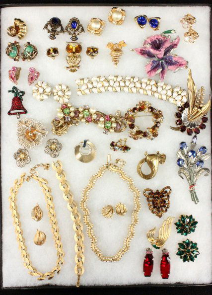 Tray Vintage Costume Jewelry (1 of 3)