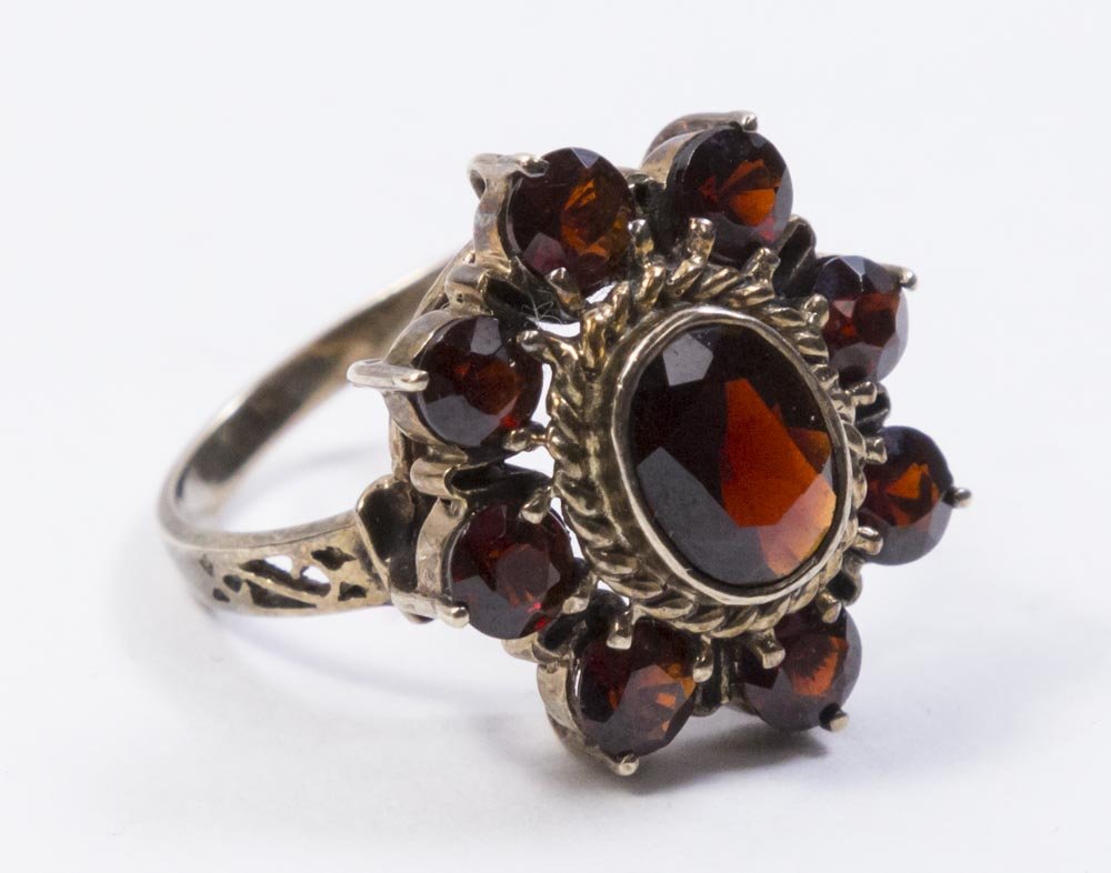 14K Gold & Garnet Women's Ring: Approx. size 7.
