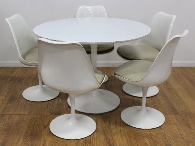 Eero Saarinen Table with 5 Chairs (1 of 4)