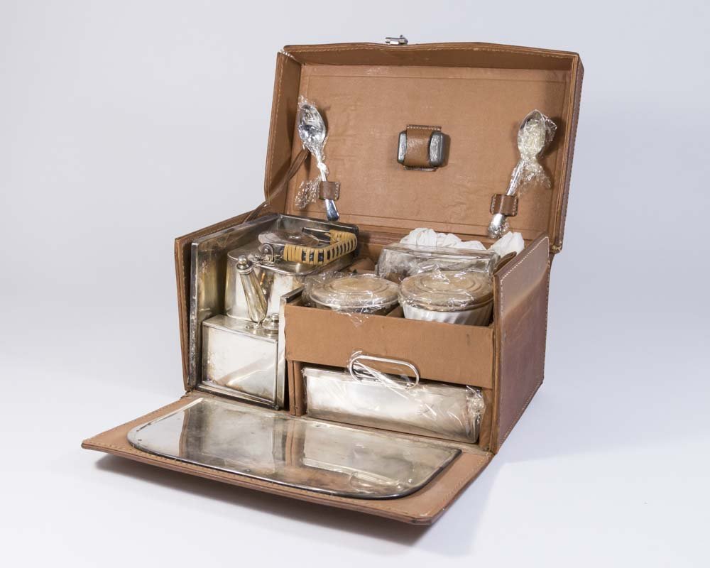 Vintage Campaign set in case (1 of 7)