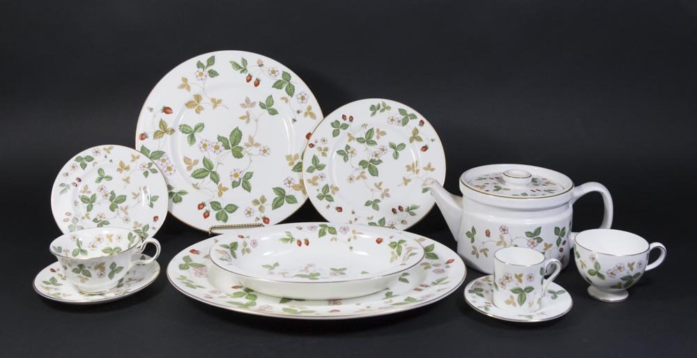 Wedgwood Wild Strawberry Dinnerware Set (1 of 6)