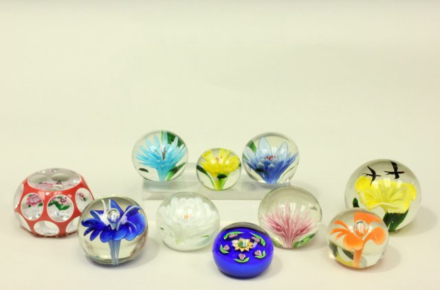10 Floral Paperweights (1 of 6)