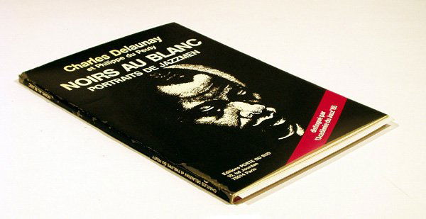 SIGNED Delaunay NOIRS AU BLANC JAZZMEN 1986 LtdEd: Title: Noirs Au Blanc: Images de Jazzmen Author: Charles Delaunay Publisher: Editions Porte du Sud Printing Year: 1986 Condition/Details: Bound in glossy soft covers, this limited edition, signed
