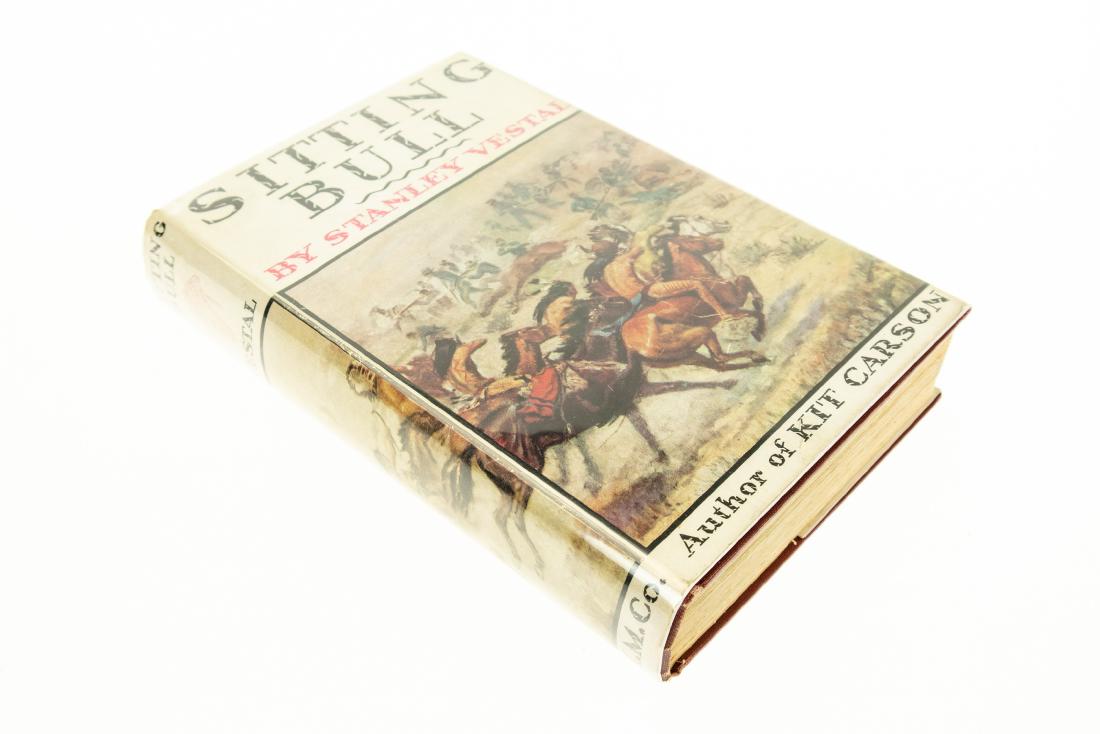 Stanley Vestal SITTING BULL CHAMPION OF THE SIOUX A: Stanley Vestal SITTING BULL CHAMPION OF THE SIOUX A BIOGRAPHY 1932 First Edition Rare Author‾Signed Original Dust Jacket Illustrated Plates Hieroglyphic Photograph Native American Indian History