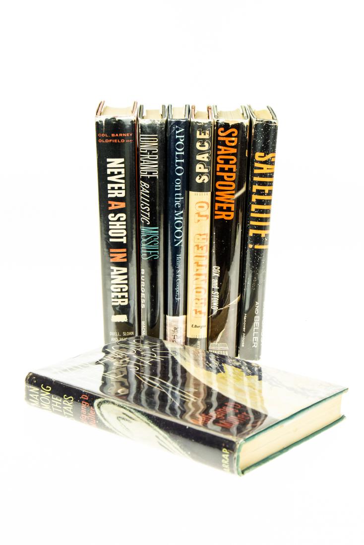 7V VINTAGE MILITARY AND SPACE EXPLORATION Signed: 7V VINTAGE MILITARY AND SPACE EXPLORATION Signed Inscribed First Edition First Printing First American Edition Original Dust Jackets Satellite Erik Bergaust William Beller Spacepower Donald Cox Michae