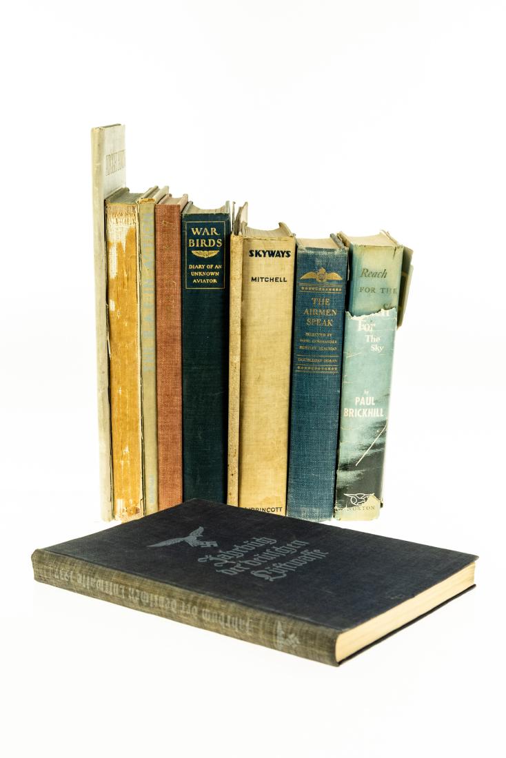 10V VINTAGE AND ANTIQUE MILITARY AVIATION First Edition: 10V VINTAGE AND ANTIQUE MILITARY AVIATION First Edition Air Force RAF Luftwaffe Douglas Bader Battle of Britain Paul Brickhill Original Dust Jacket Jahrbuch der Deutschen Luftwaffe Nazi Pre‐
