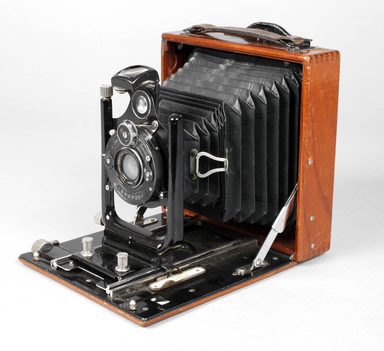 Kleine Plattenkamera: um 1920, gemarkt ICA Dresden und rückseitig gemarkt Zeiss Icon, Modell Favorit 266, quadratisches Holzgehäuse, geschwärzte bzw. verchromte Metallteile, schwarzer Faltenbalg intakt, Objektiv Doppela