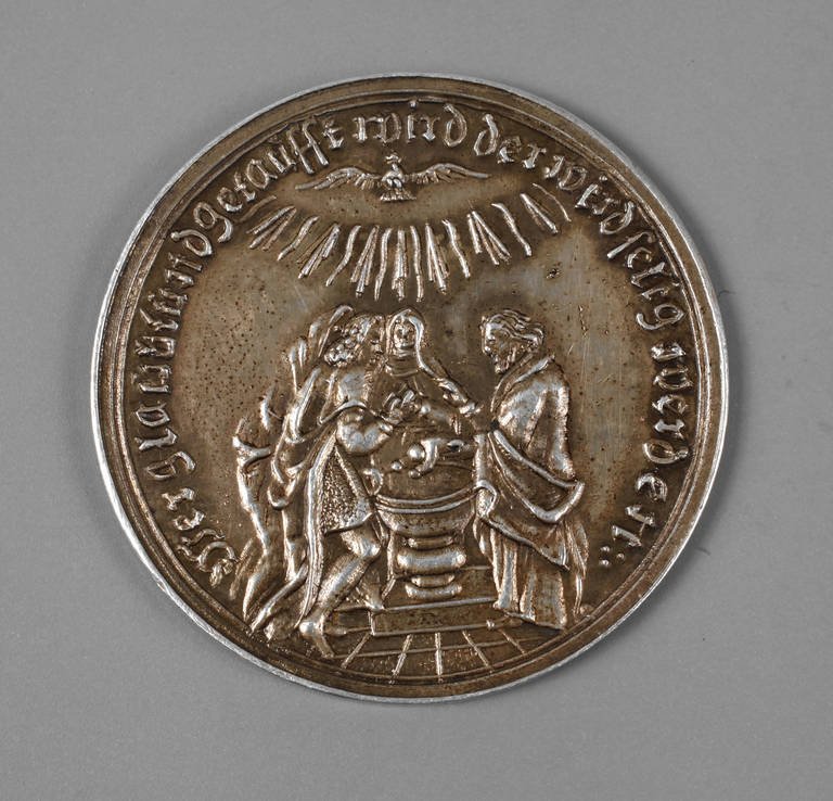 Kleine Taufmedaille: Silber, Taufszene mit Umschrift Wer glaubend getauft wird, der wird selig werden, Rv. weiterer Spruch im Kranz, D 30 mm, f.stgl.