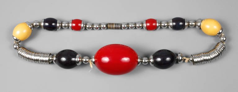Jacob Bengel Collier Art déco: 1930er Jahre, aus farbigem Kunststoff und farbigen Metallteilen, geometrische Gestaltung, L 34 cm.